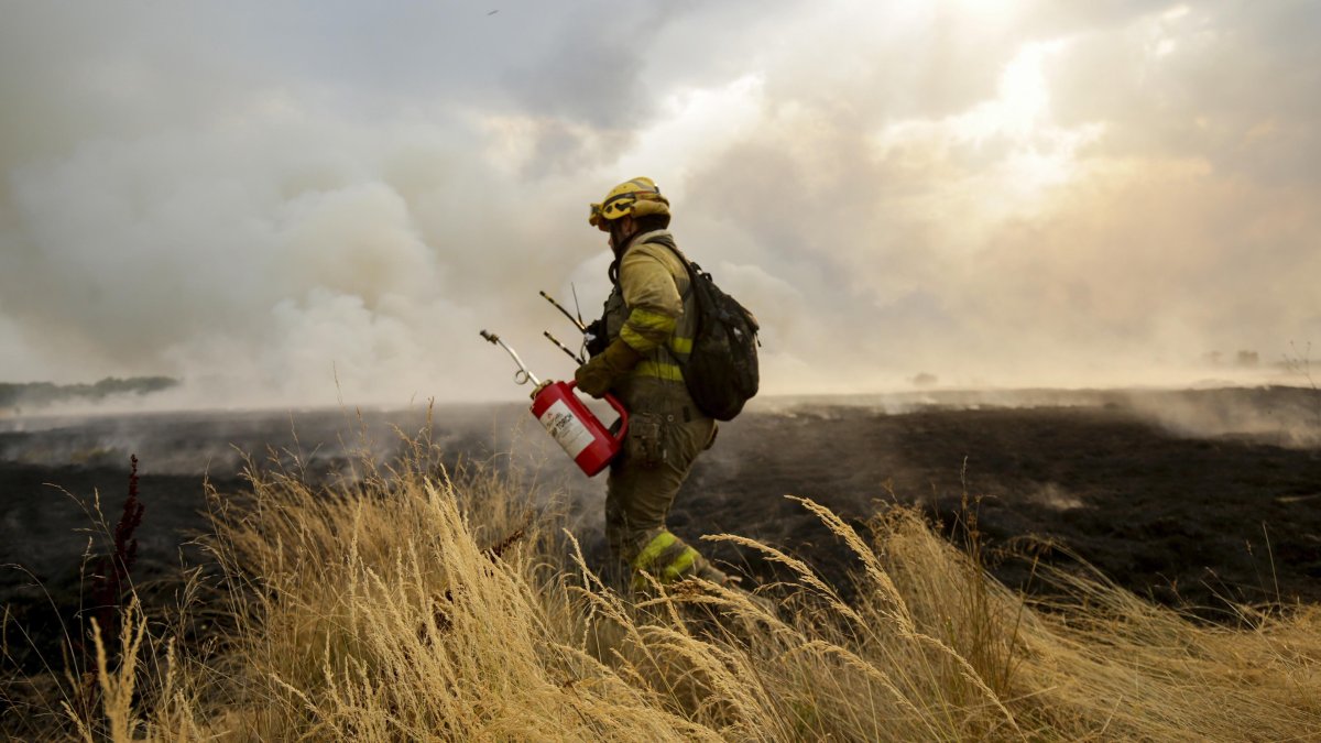 Un bombero en Miñambres de la Valduerna (León).