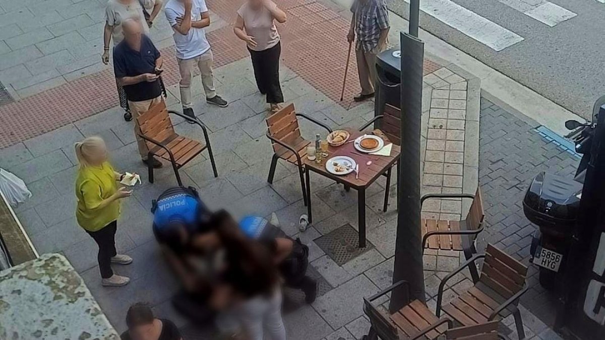 La Policía Local, intentando reanimar a la nonagenaria