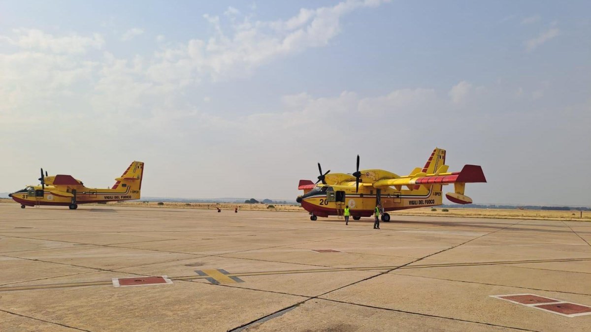 Los dos aviones-cisterna del Mecanismo Europeo de Protección Civil aterrizan en Matacán (Salamanca)