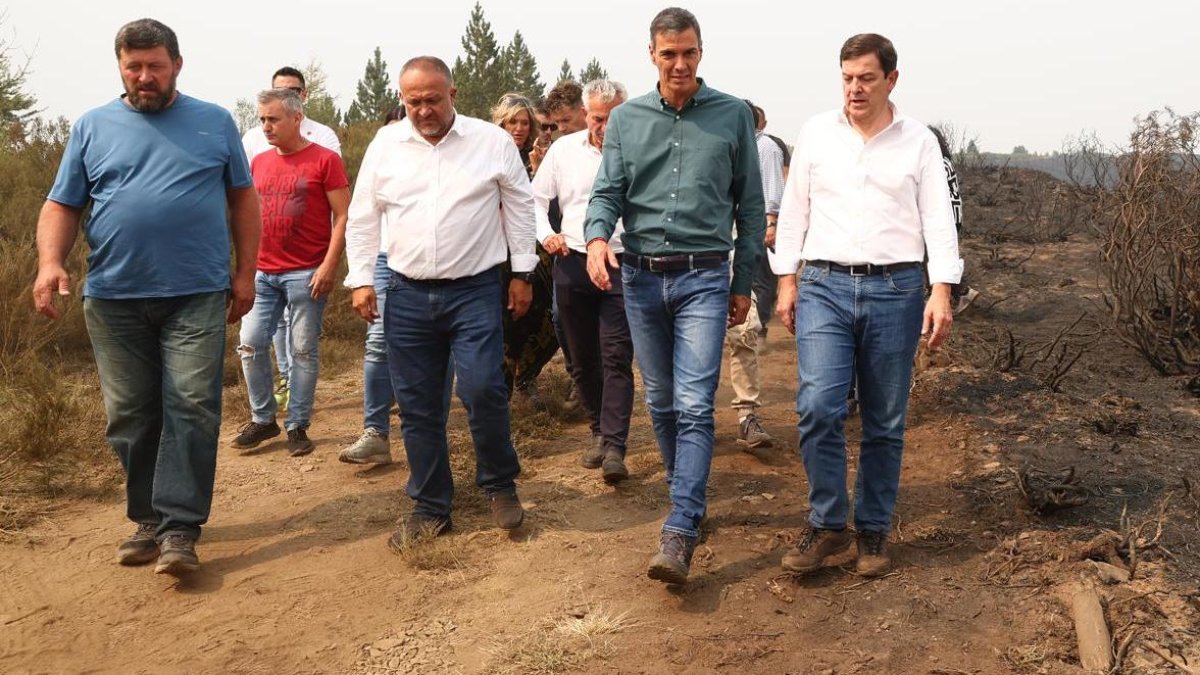 Sánchez dialoga con Mañueco durante su visita a Villablino.