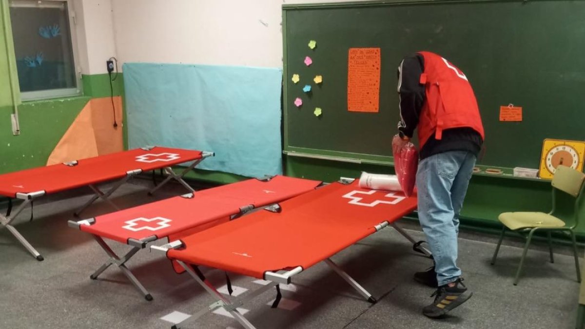 Un trabajador de Cruz Roja en el albergue de Bembibre.