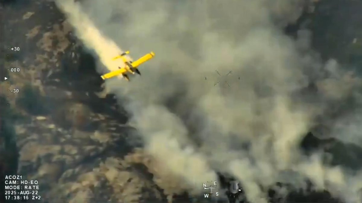 Trabajos de extinción en el incendio de Fasgar en León.