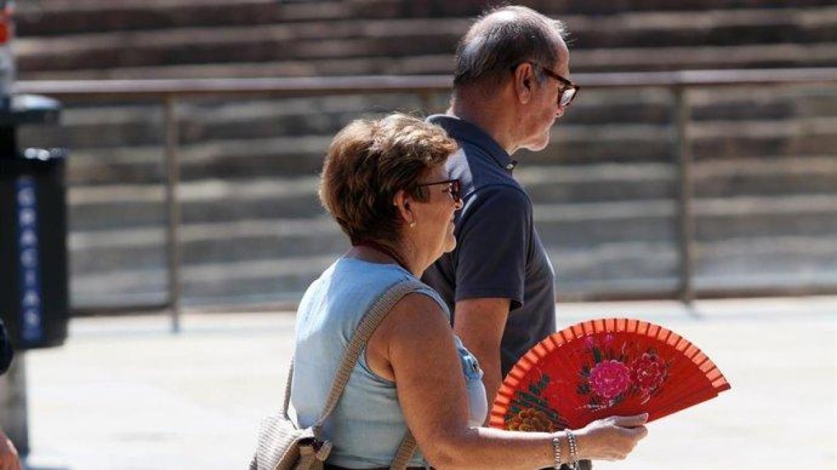Dos personas durante un episodio de calor en una imagen de archivo
