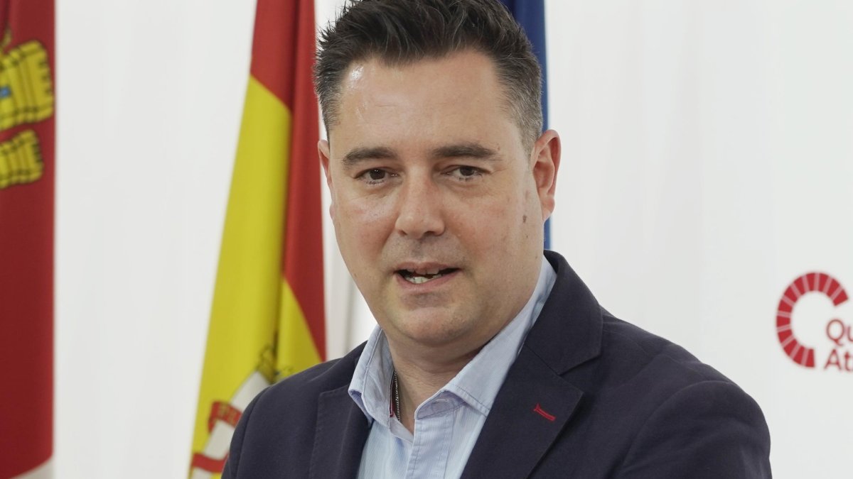 El secretario de Organización del PSOE de Castilla y León, Daniel de la Rosa, presenta la Conferencia Sectorial de Cultura, que celebra la organización en Segovia el próximo sábado.