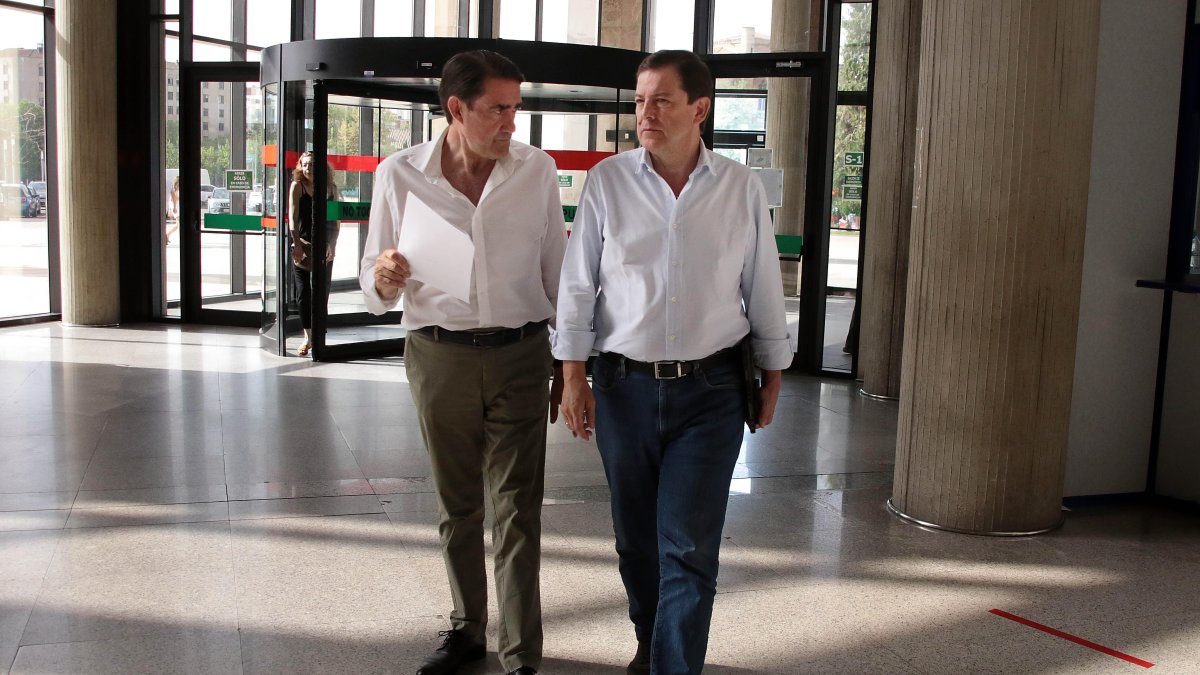 Alfonso Fernández Mañueco y Juan Carlos Suárez Quiñones, en una imagen de archivo.