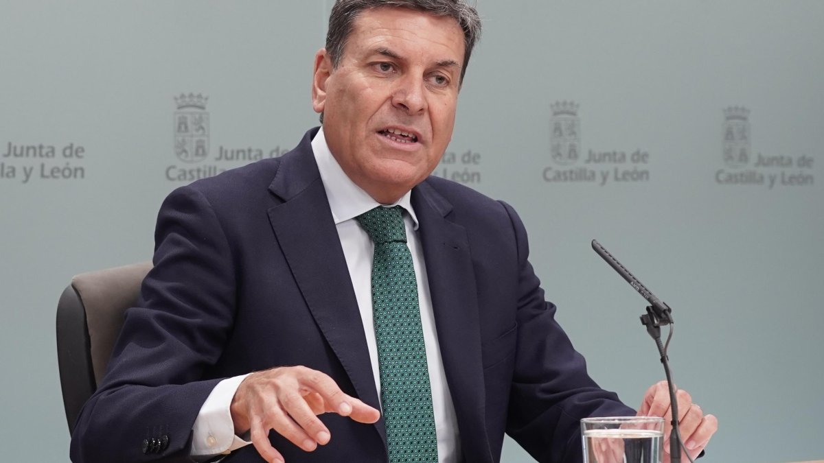 El consejero de Economía y Hacienda y portavoz, Carlos Fernández Carriedo, comparece en rueda de prensa posterior al Consejo de Gobierno.