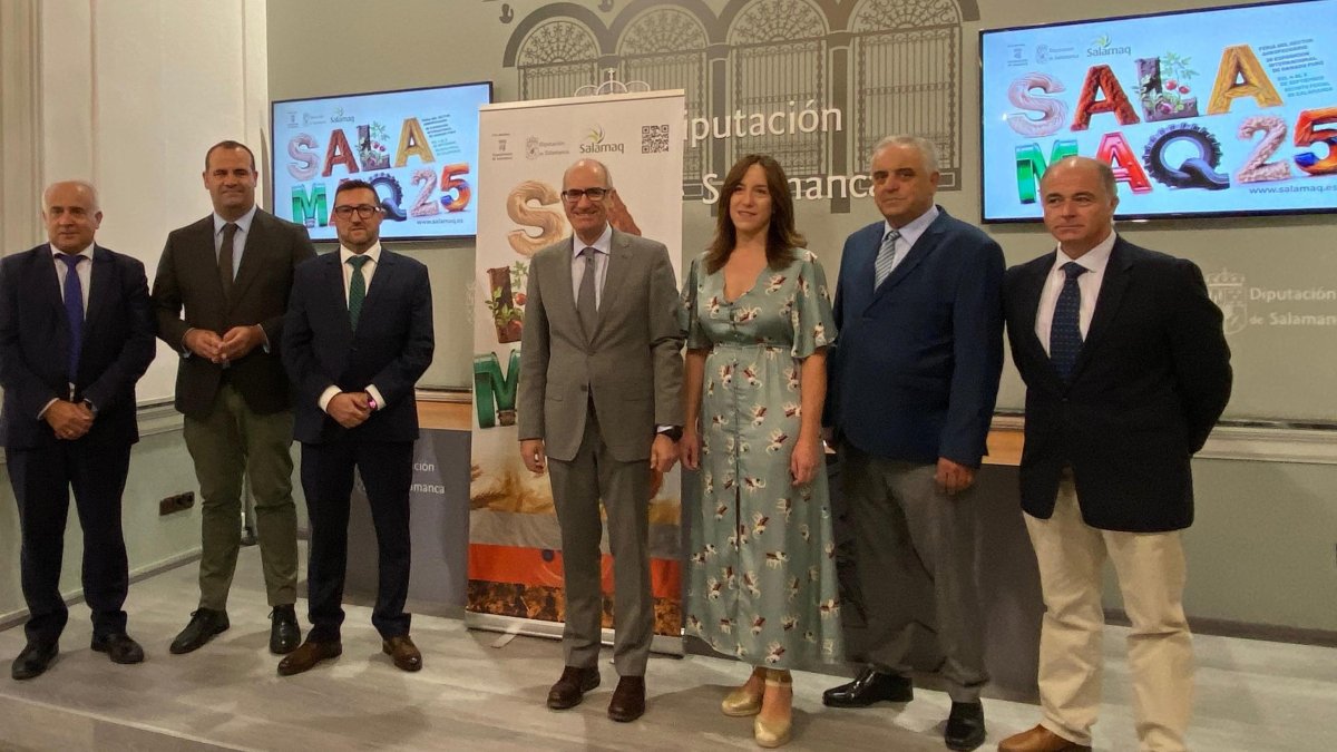 El presidente de la Diputación, Javier Iglesias, junto a varios diputados durante la presentación de Salamaq.