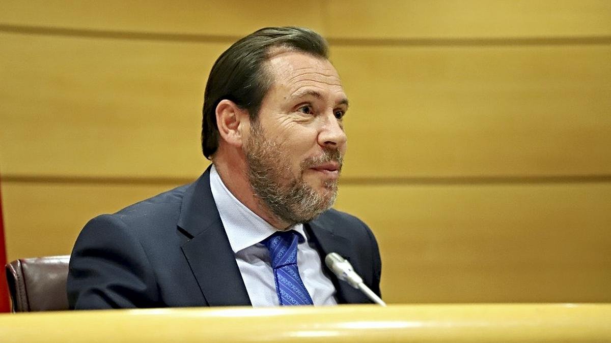 El ministro de Transporte y Movilidad Sostenible, Óscar Puente, en la Comisión de Transportes y Movilidad Sostenible del Senado