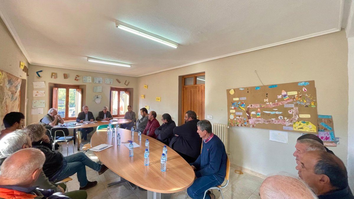 Eduardo Diego, en la reunión con representantes de las juntas vecinales afectadas por los incendios de Barniedo y La Uña (León).
