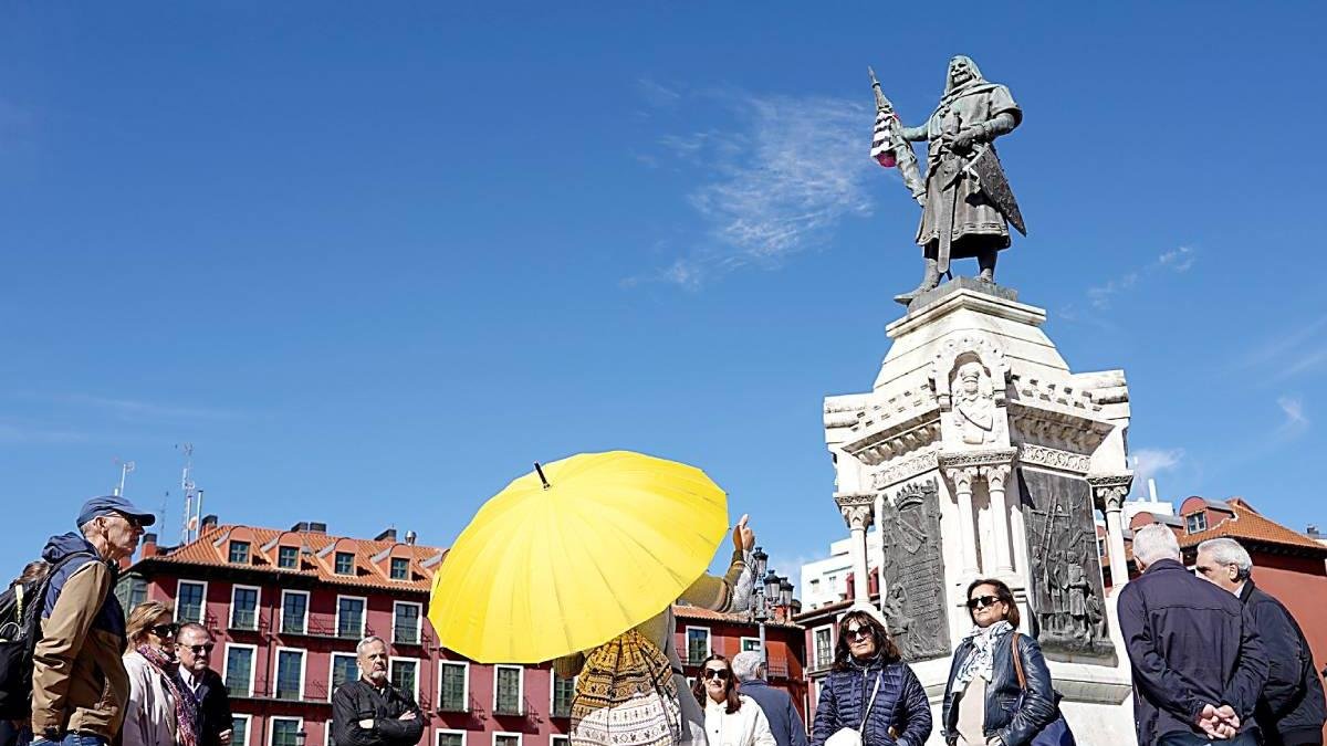 Turistas en la Plaza Mayor de Valladolid durante una visita guiada, en una imagen de archivo.