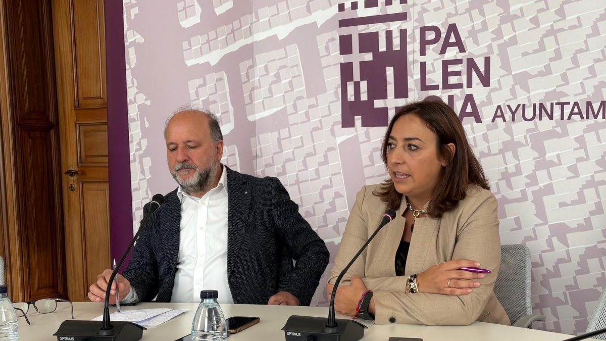 El concejal de Hacienda, Carlos Hernández, y la alcaldesa de Palencia, Miriam Andrés