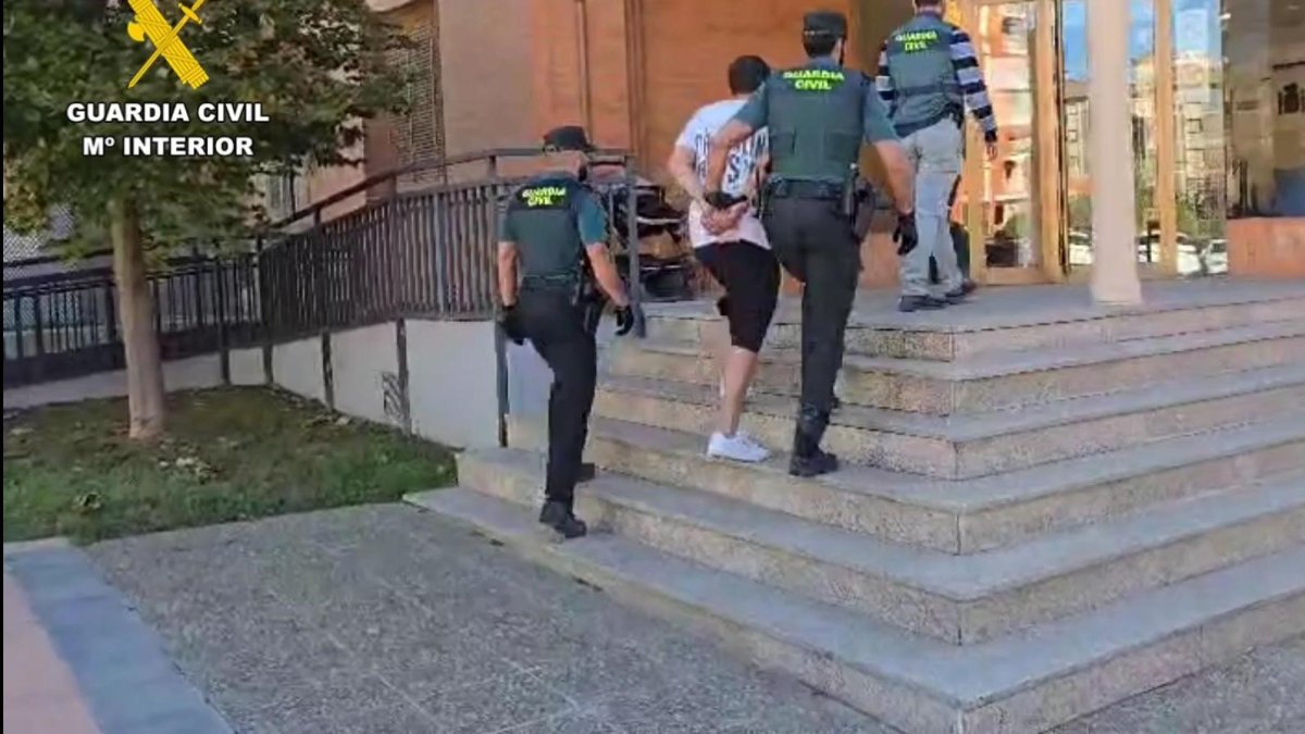 Uno de los detenidos en la operación que ha permitido desarticular un grupo criminal que se dedicada al robo en viviendas de Huesca, Zaragoza y Soria.