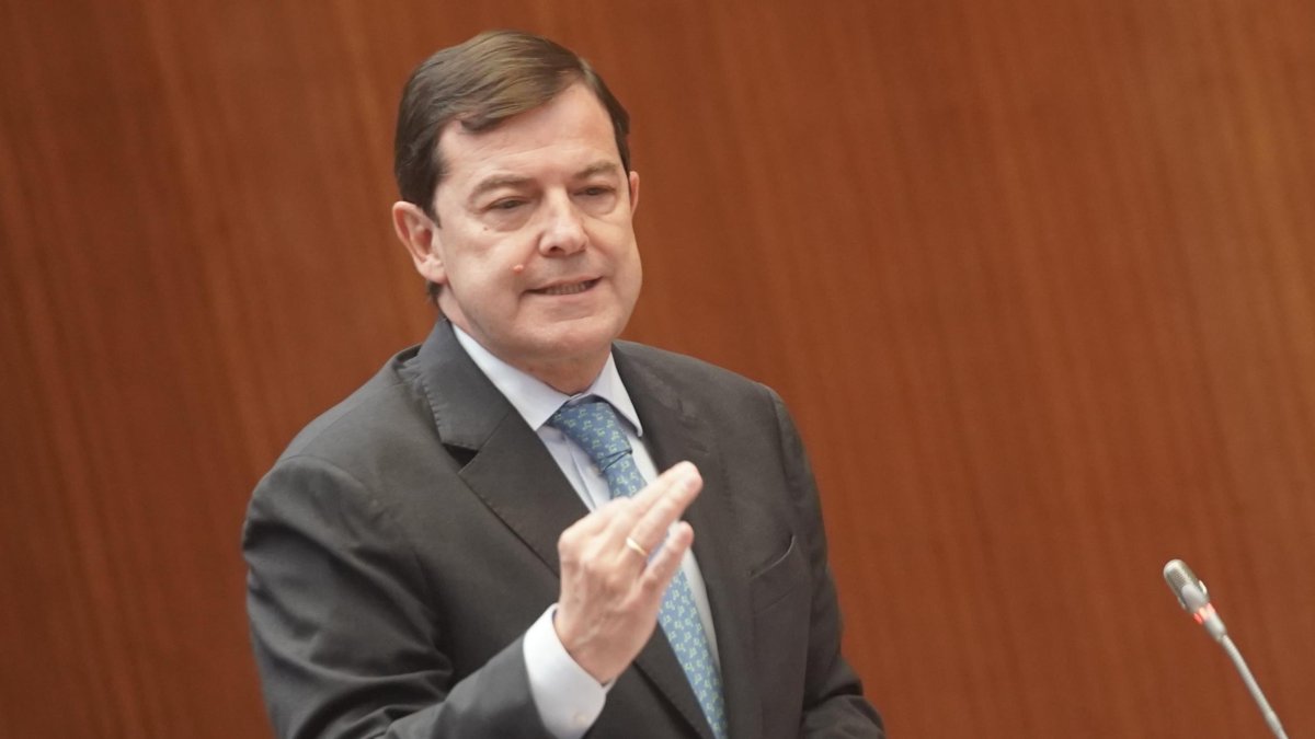 El presidente de la Junta de Castilla y León, Alfonso Fernández Mañueco, durante el pleno.