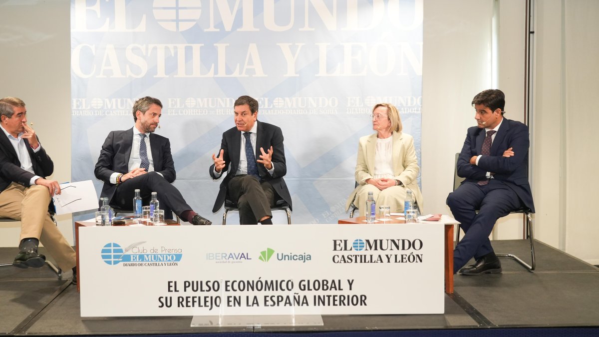 Pablo Lago, César Pontvianne, Carlos Fernández Carriedo, Olga Fernández y Manuel Rubio, en un momento del Club de Prensa de El Mundo de Castilla y León.