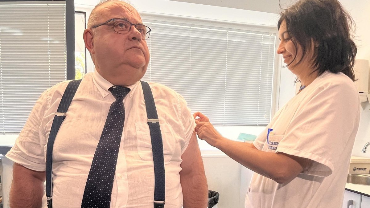 Elc onsejero en el momento de vacunarse de la gripe en Burgos.