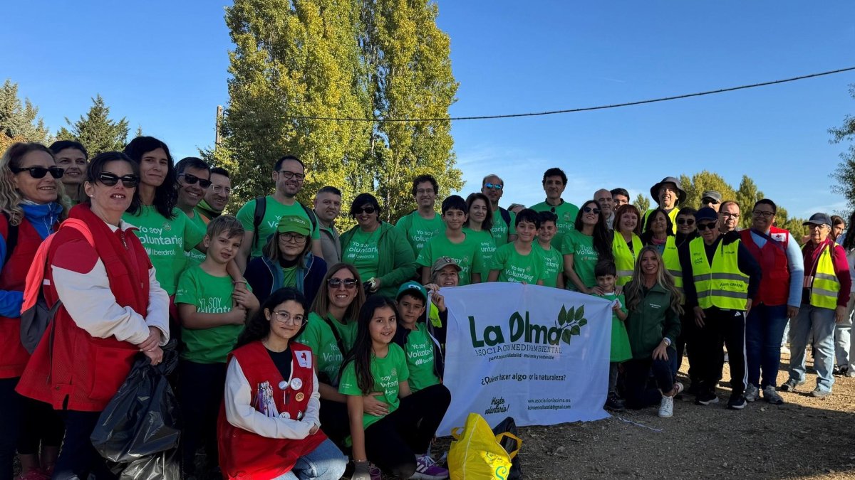 Voluntarios de Iberdrola muestran su compromiso con el cuidado del medio ambiente .