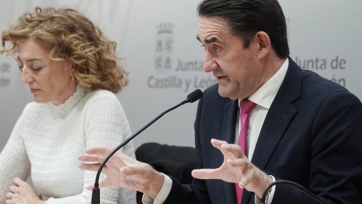 La directora de Vivienda, María Pardo, y el consejero de Vivienda, Juan Carlos Suárez-Quiñones.