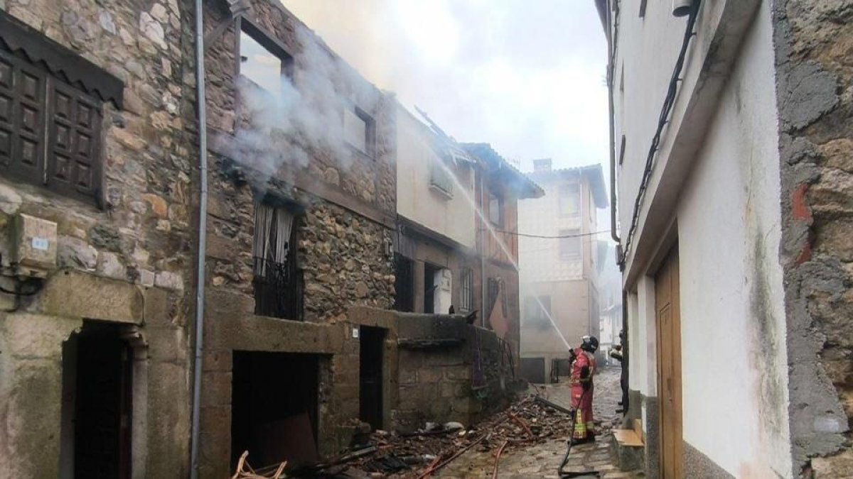 Los efectivos del SPEIS de la Diputación de Salamanca controlan un incendio en viviendas en Villanueva del Conde.