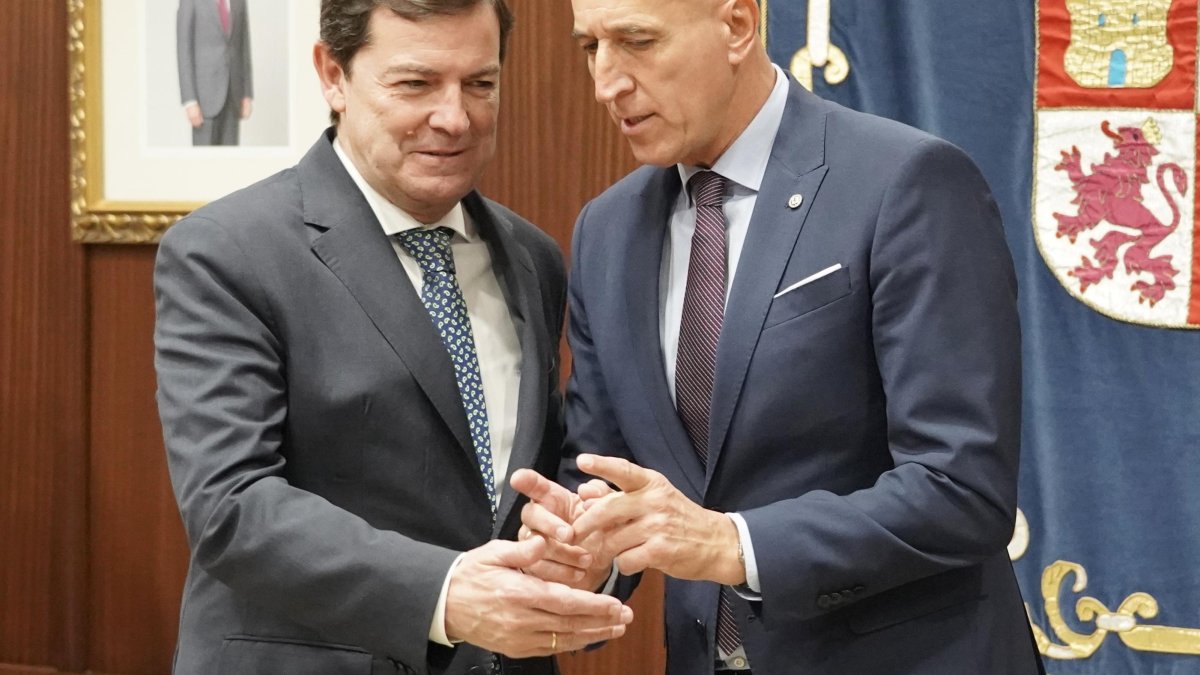El presidente de la Junta de Castilla y León, Alfonso Fernández Mañueco, mantiene un encuentro con el alcalde de León, José Antonio Diez.