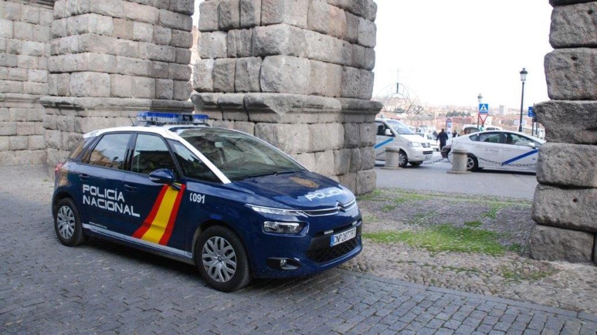 Coche de la Policía Nacional junto al Acueducto.