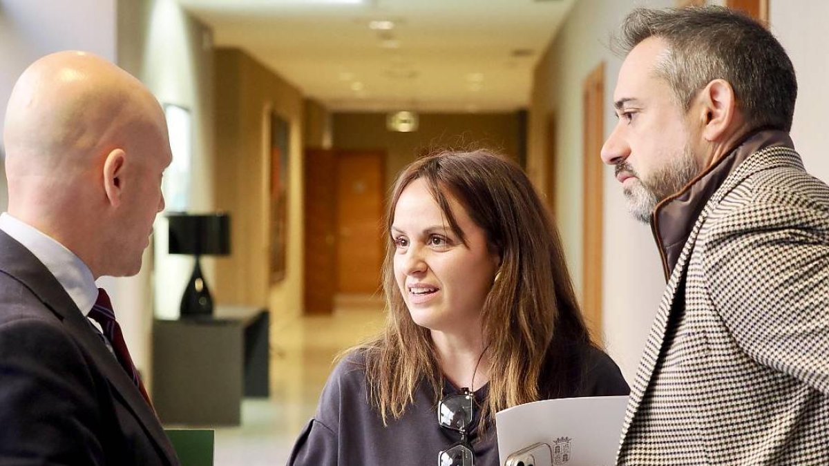Patricia Gómez conversa con David Hierro y Carlos Menéndez tras la Junta de Portavoces.