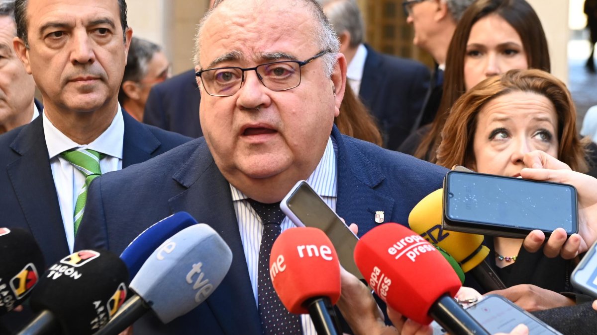El consejero de Sanidad, Alejandro Vázquez Ramos, atiende a los medios de comunicación en una imagen de archivo.