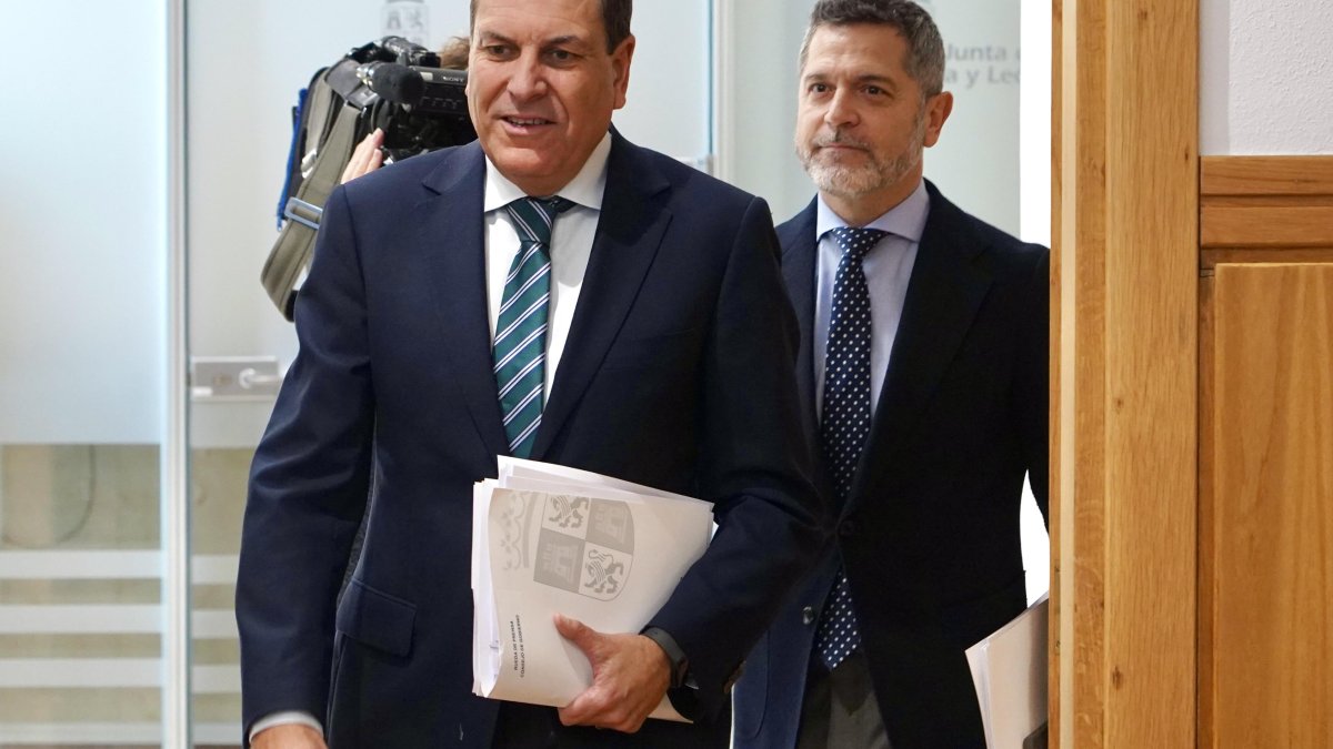 El consejero de Economía y Hacienda y portavoz, Carlos Fernández Carriedo, comparece en rueda de prensa posterior al Consejo de Gobierno.