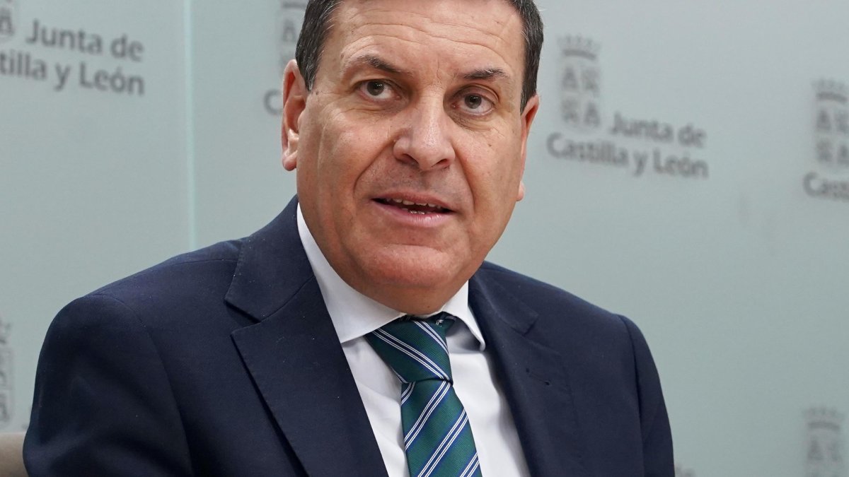 El consejero de Economía y Hacienda y portavoz, Carlos Fernández Carriedo, comparece en rueda de prensa posterior al Consejo de Gobierno.