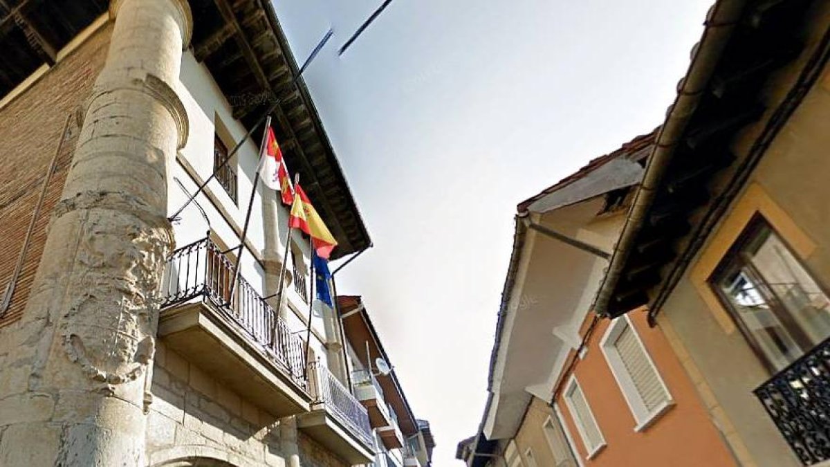 Ayuntamiento de Tremiño, donde ondea la bandera de Castilla y León.