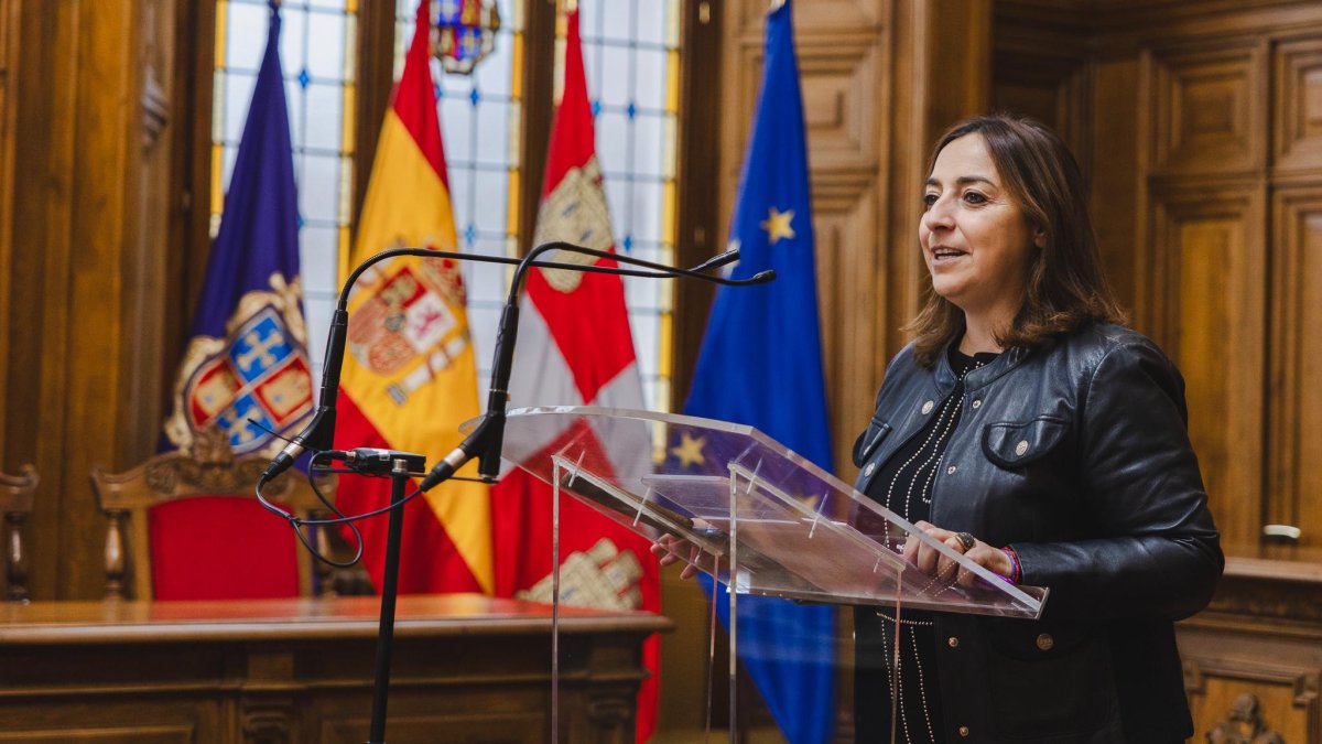 La alcaldesa de Palencia, Miriam Andrés, en su comparecencia ante los medios para anunciar la denuncia a Adif.