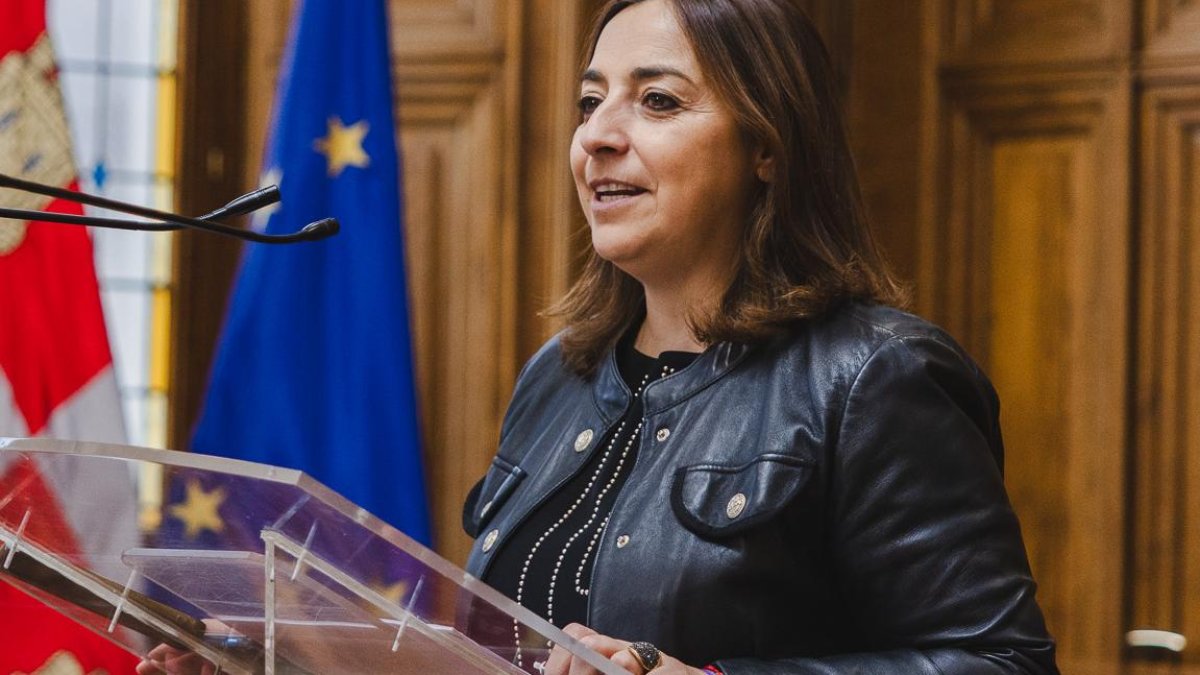 La alcaldesa de Palencia, Miriam Andrés, en su comparecencia ante los medios para anunciar la denuncia a Adif.