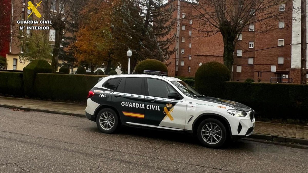 Coche de la Guardia Civil en una calle.
