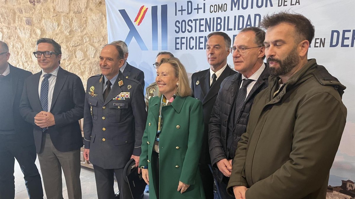La secretaria de Estado de Defensa, Amparo Valcárcel (en el centro), inaugura el XII Congreso de I+D en Defensa y Seguridad en Zamora.