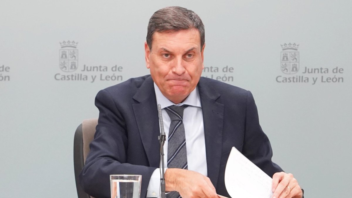 El consejero de Economía y Hacienda y portavoz, Carlos Fernández Carriedo, comparece en rueda de prensa posterior al Consejo de Gobierno.