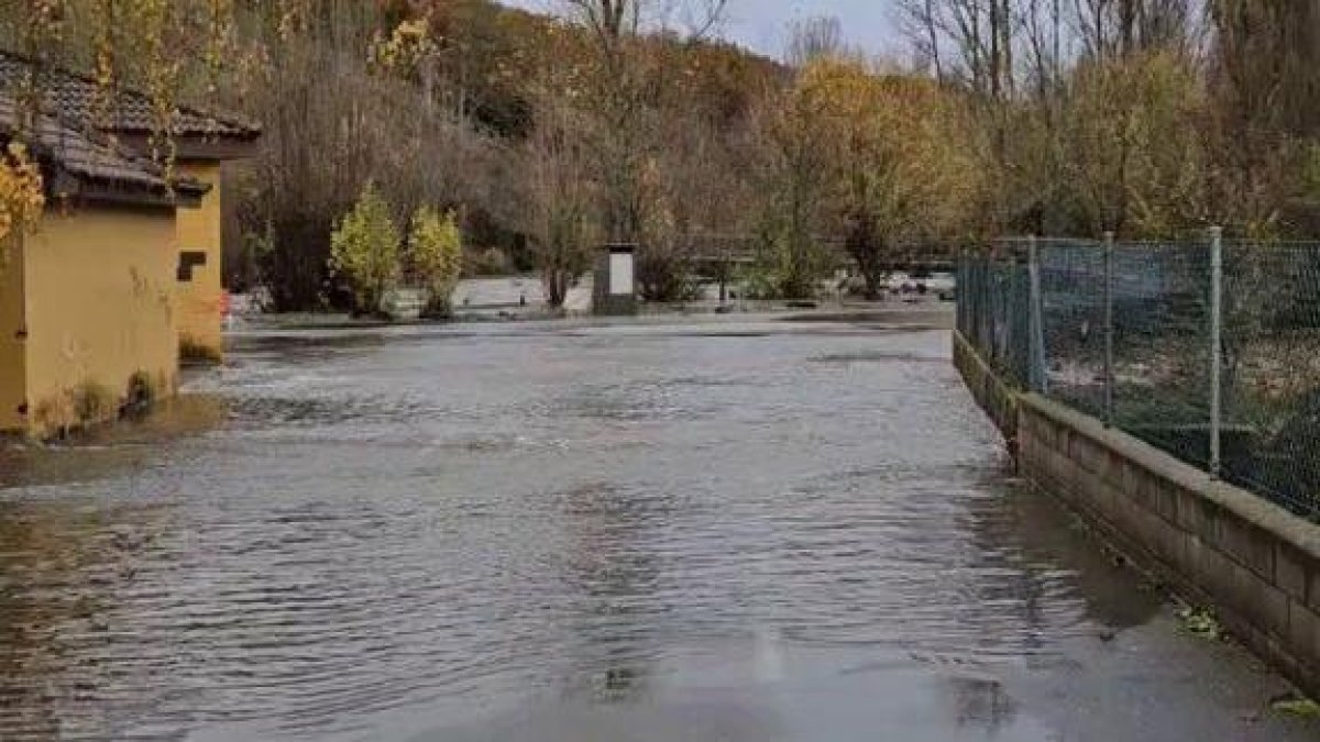 El río Curueño desbordado a su paso por La Vecilla de Curueño (León)