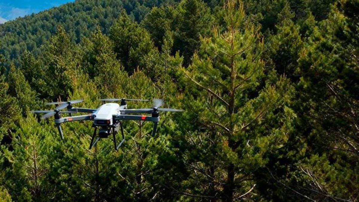 Uno de los drones que recopilan datos para el proyecto RetechFOR.