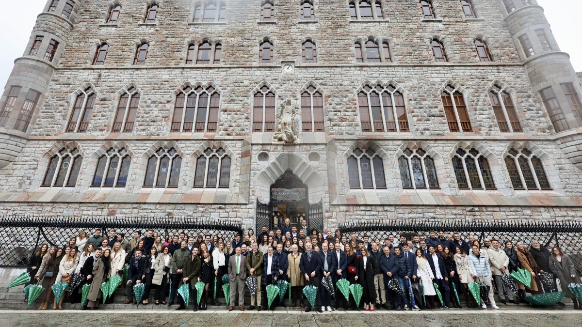 Caja Rural reúne a sus compañeros y representantes institucionales para tomar una fotografía conmemorativa del 30 aniversario de la entidad en León