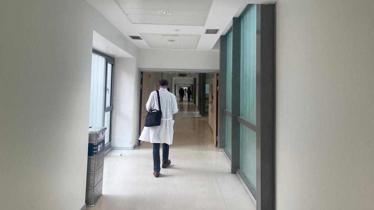 Un médico en un hospital de la Comunidad