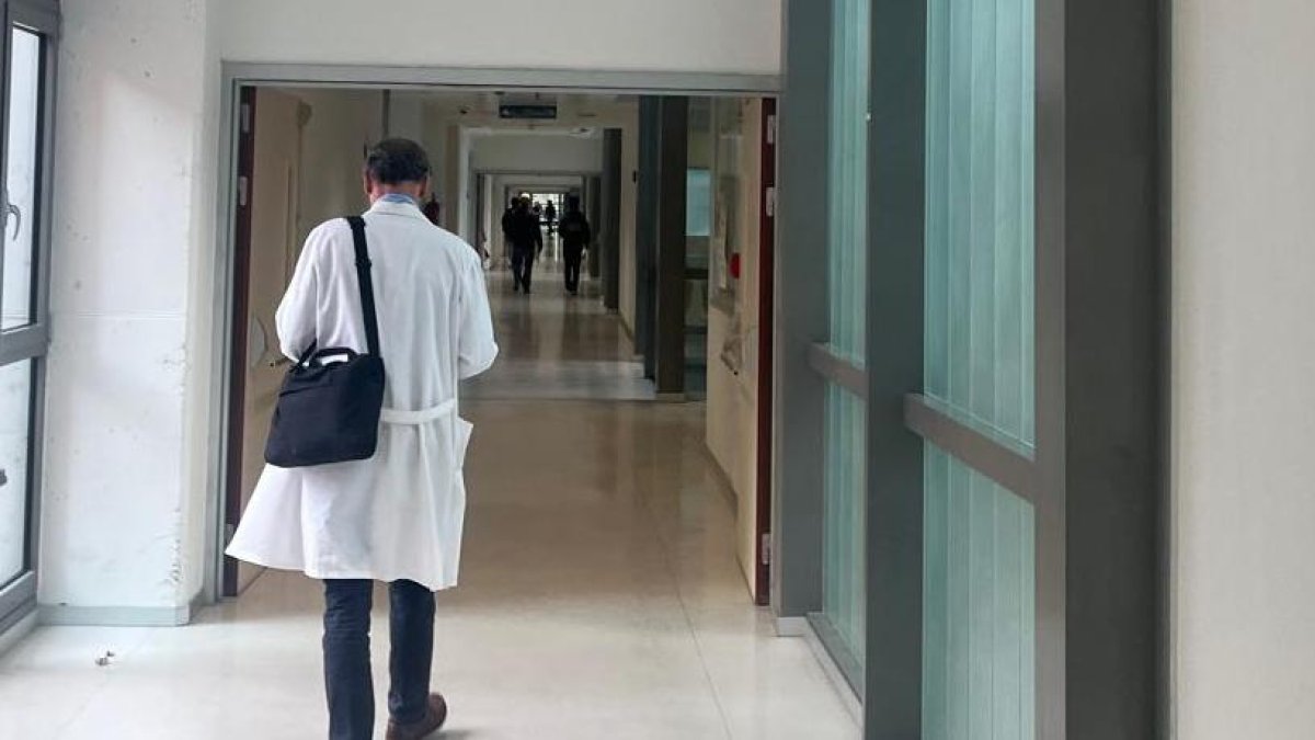 Un médico en un hospital de la Comunidad
