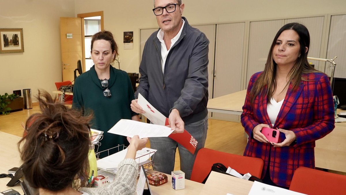 El secretario general del Grupo Parlamentario Socialista, Pedro González, registra la enmienda a la totalidad en las Cortes.