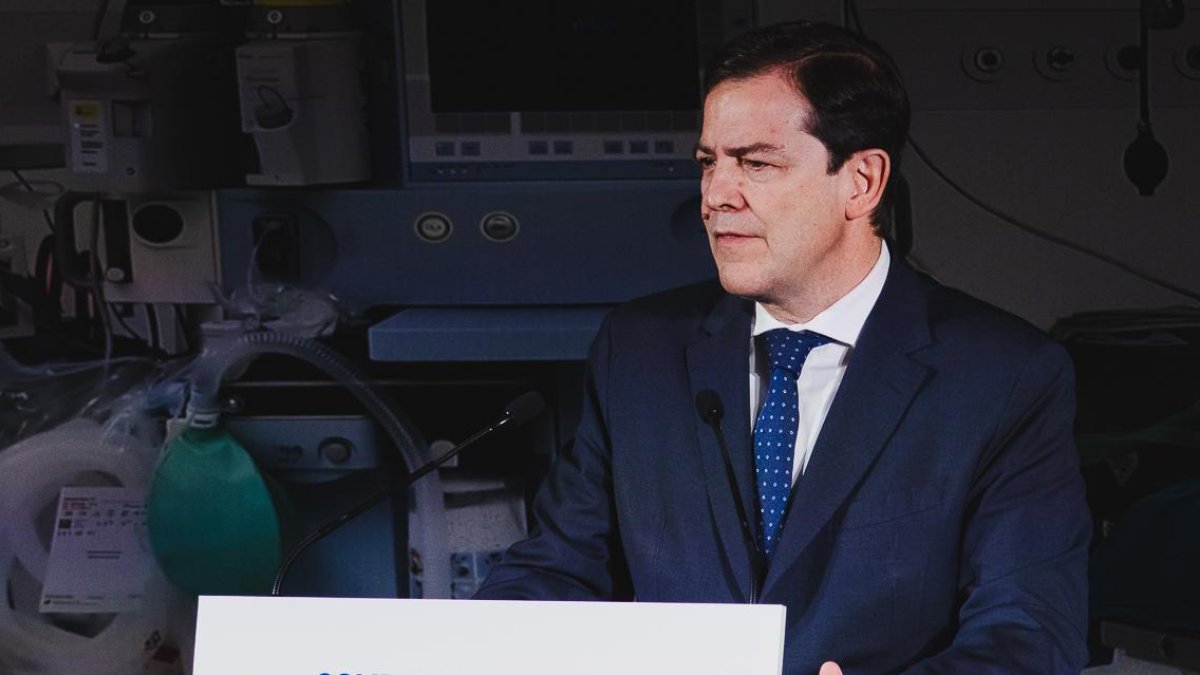 El presidente de la Junta, Alfonso Fernández Mañueco, clausura la primera jornada 'Castilla y León a la vanguardia de la innovación en cirugía robótica''