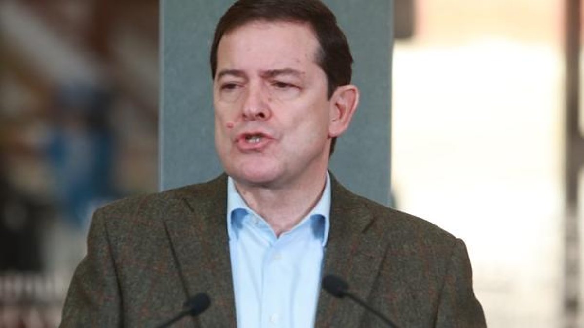 El presidente de la Junta de Castilla y León, Alfonso Fernández Mañueco, visita la estación de autobuses de Benavente.