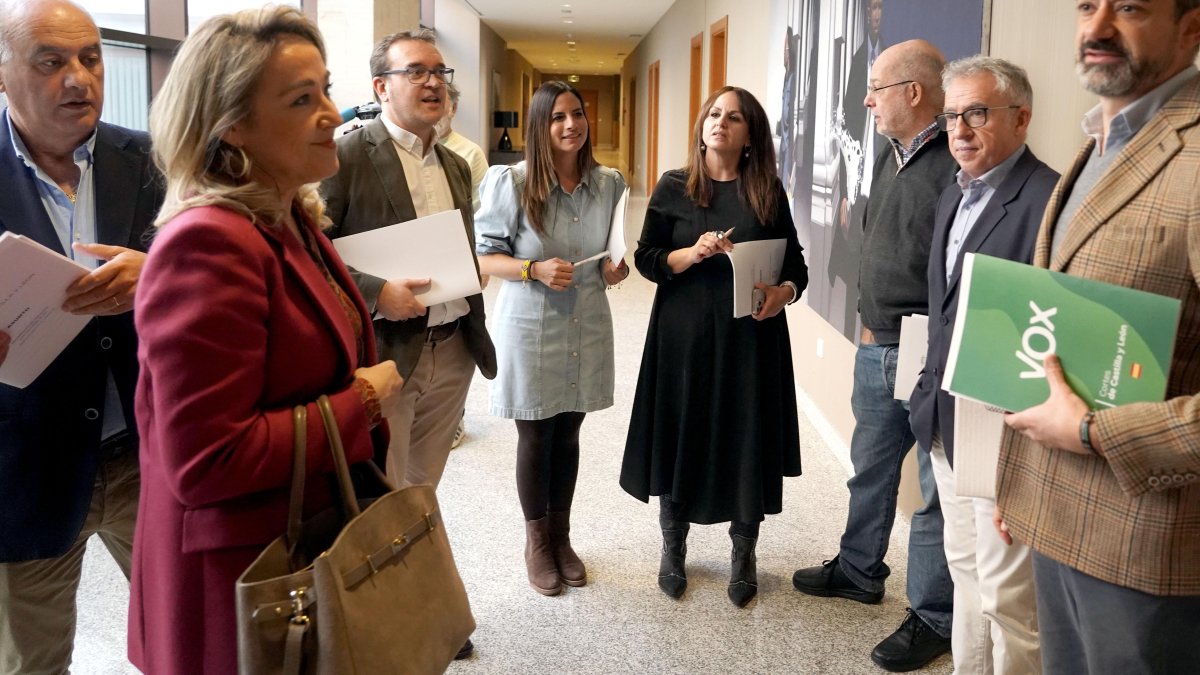 Los portavoces de los grupos parlamentarios de las Cortes conversan antes de asistir a la Junta de Portavoces.