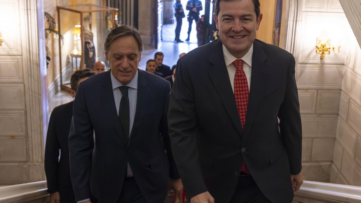 El presidente de la Junta de Castilla y León, Alfonso Fernández Mañueco, y el alcalde de Salamanca, Carlos García Carbayo.