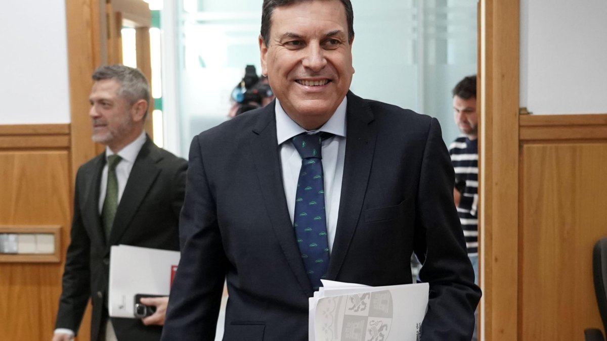 El consejero de Economía y Hacienda y portavoz de la Junta, Carlos Fernández Carriedo, comparece en la rueda de prensa posterior al Consejo de Gobierno.