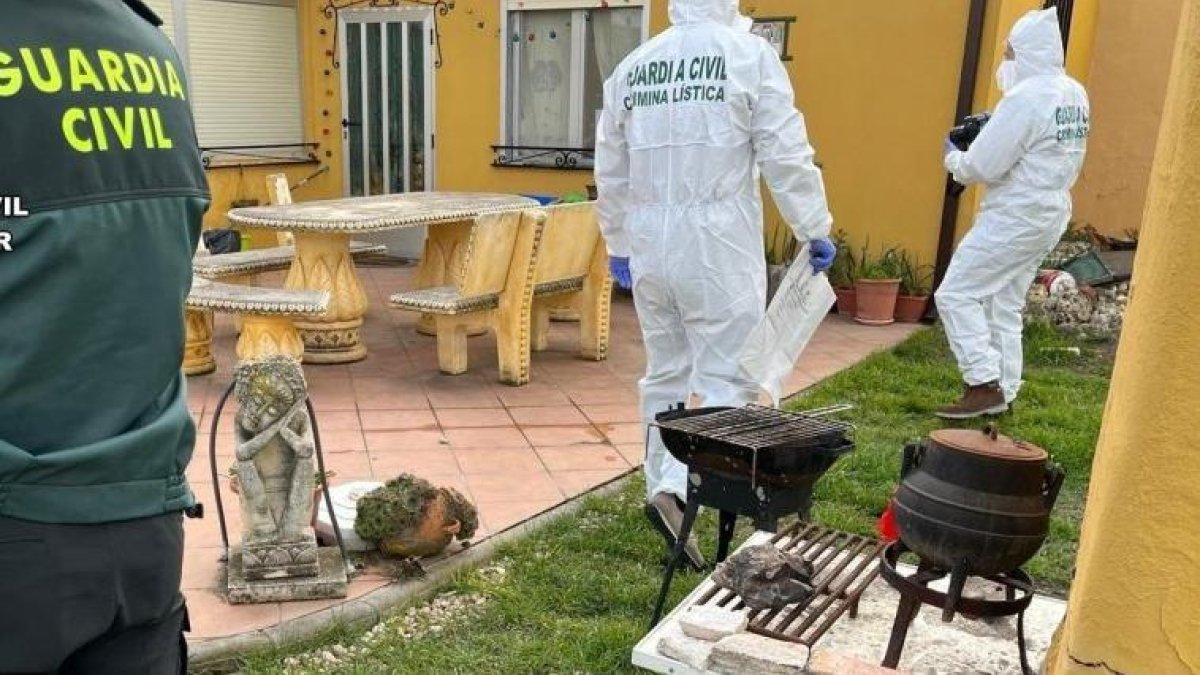 Agentes en la vivienda donde se registraron las agresiones.