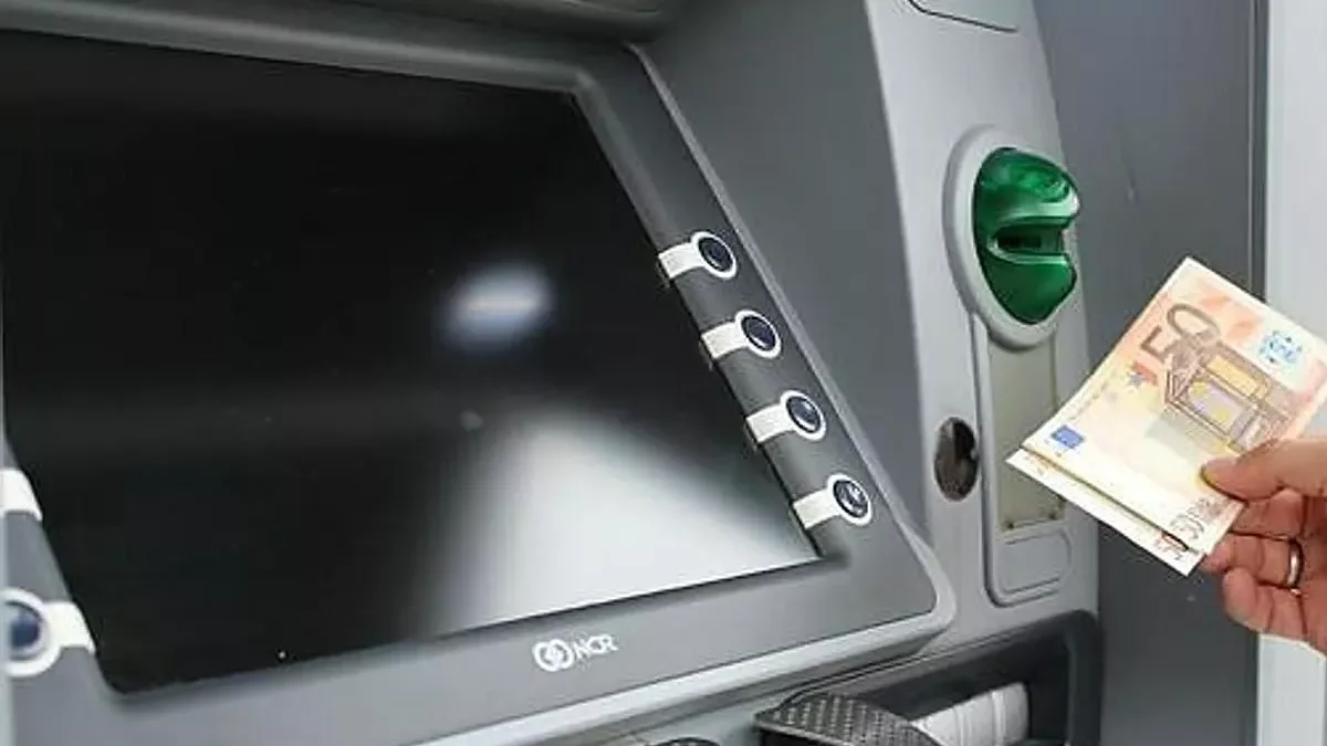Retirada de dinero en un cajero automático.