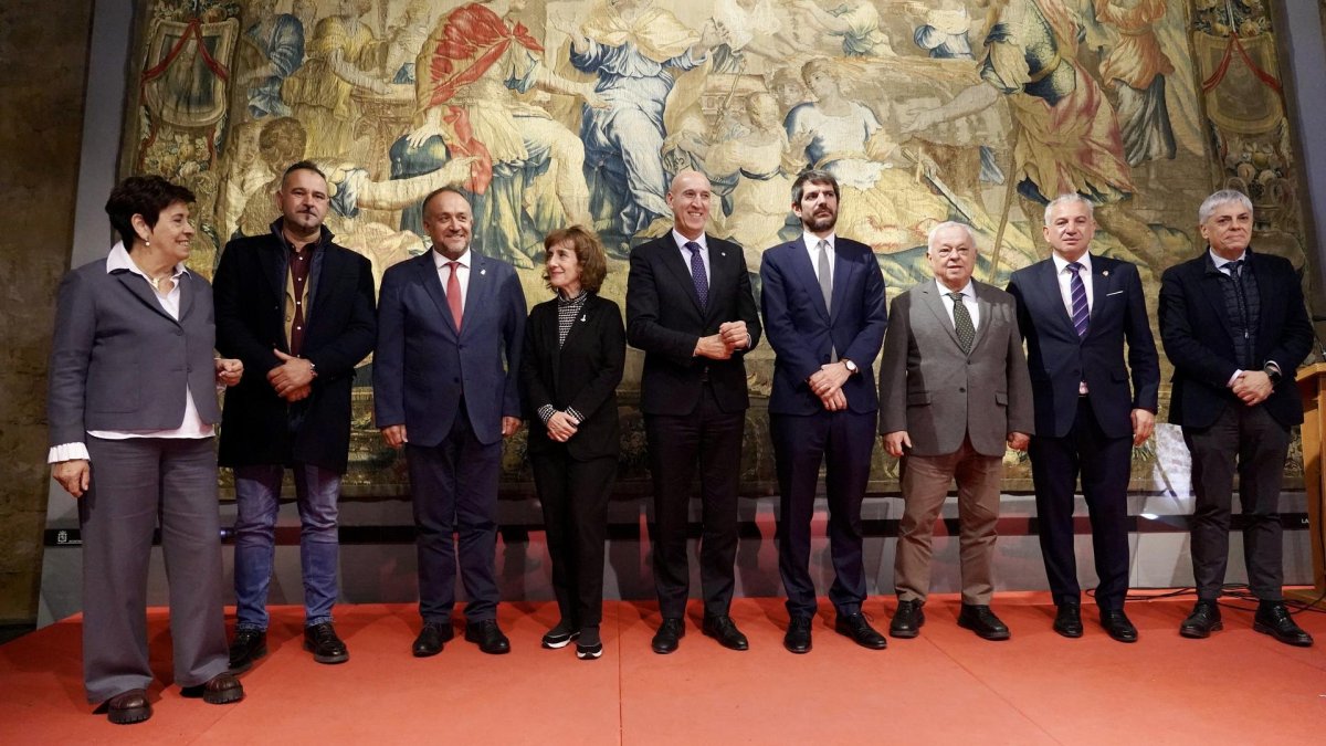 El ministro de Cultura, Ernest Urtasun y el alcalde de León, José Antonio Diez, junto a otras autoridades.