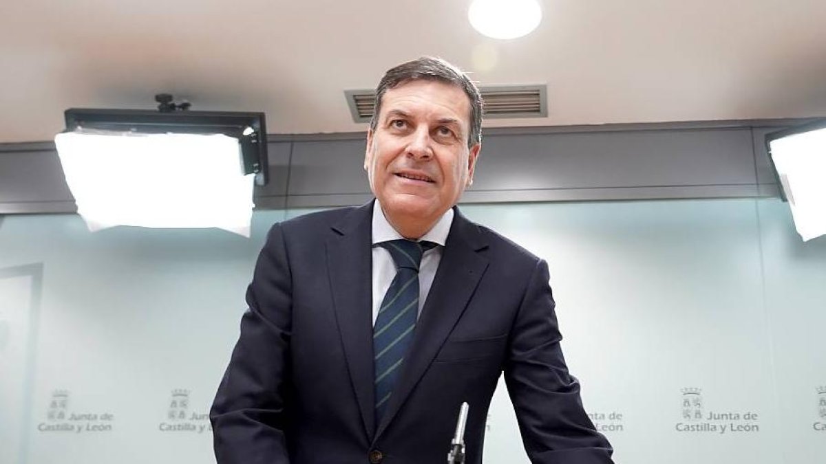 El consejero de Economía y Hacienda y portavoz de la Junta de Castilla y León, Carlos Fernández Carriedo, en la rueda de prensa posterior al Consejo de Gobierno.