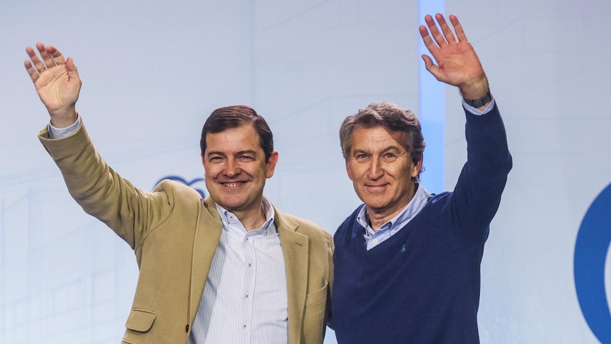 El presidente del Partido Popular, Alberto Núñez Feijóo, junto al presidente de la Junta de Castilla y León y del PP de Castilla y León, Alfonso Fernández Mañueco.